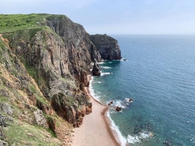 Rusya, Vladivostok. Yaz sabahı Shkot adasının Güney-Doğu kıyısı