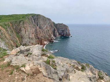 Rusya, Vladivostok. Yaz sabahı Shkot adasının Güney-Doğu kıyısı