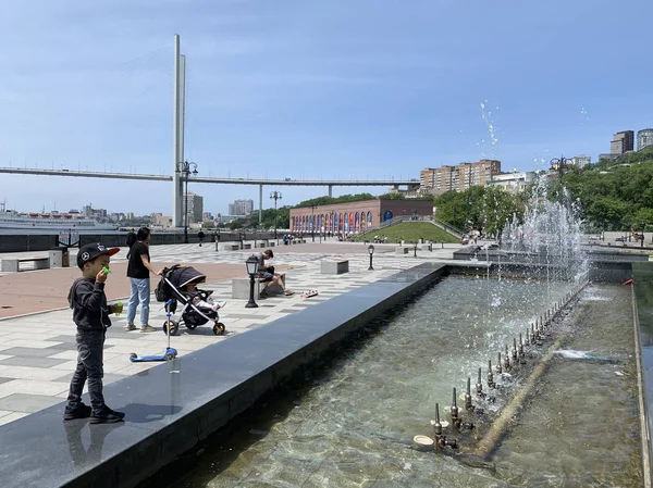 Wladiwostok Russland Juni 2019 Der Junge Pustet Blasen Brunnen Damm — Stockfoto