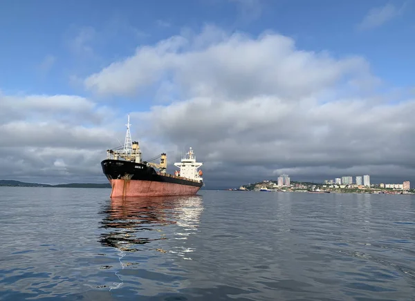 Vladivostok Rusia 2019 Buque Carga Seca Sokol Fondeado Bahía Amur — Foto de Stock