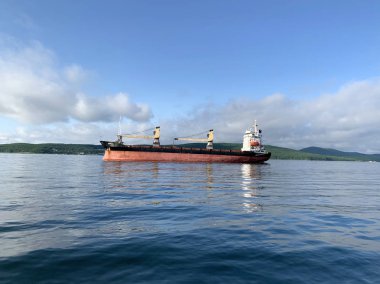 Vladivostok, Rusya, 08.06.2019. Kuru kargo gemisi Sokol 8 yaz sabahı Japon Denizi 'nin ayinin içinde çapa