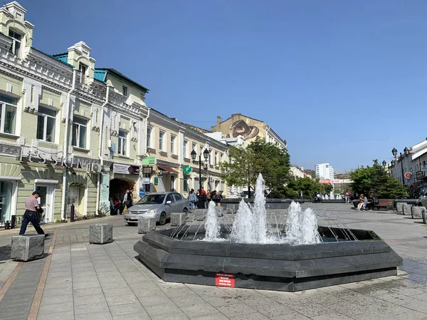 Vladivostok Russia May 2019 People Walking Street Admiral Fokin Fountain — Stock Photo, Image