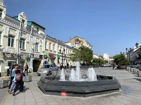 2019年5月18日 俄罗斯符拉迪沃斯托克 人们走在喷泉附近的福金上将的街道上 — 图库照片