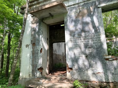 Vladivostok, Rusya, Haziran, 02, 2019. Shkota adasında duvarda Joseph Stalin 'in Emirinden bir ekstresi ile yok kışla Binası