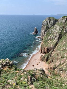 Rusya, Vladivostok. Yaz aylarında Shkot adasının Güney-Doğu kıyısı