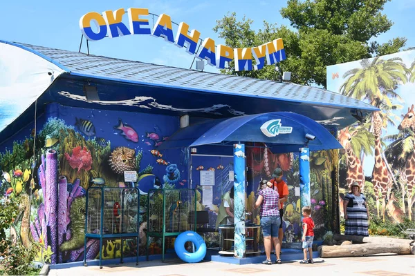 Anapa Rusko Červenec 2018 Lidé Jsou Blízko Akvária Oceanarium Městském — Stock fotografie