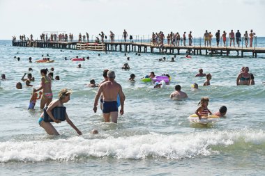 Anapa, Rusya, Temmuz 18, 2018. Anapa 'daki Karadeniz' in şehir plajında bir sürü insan var.