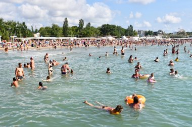 Anapa, Rusya, Temmuz 18, 2018. Anapa 'daki Karadeniz' in şehir plajında bir sürü insan var.