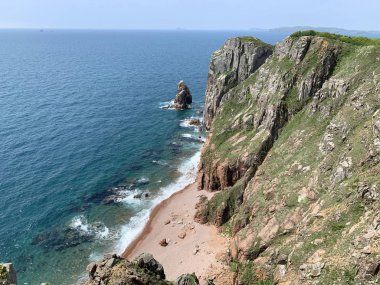 Rusya, Vladivostok.Güneşli yaz gününde Shkot Güzel ada