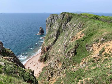 Rusya, Vladivostok.Güneşli yaz gününde Shkot Güzel ada
