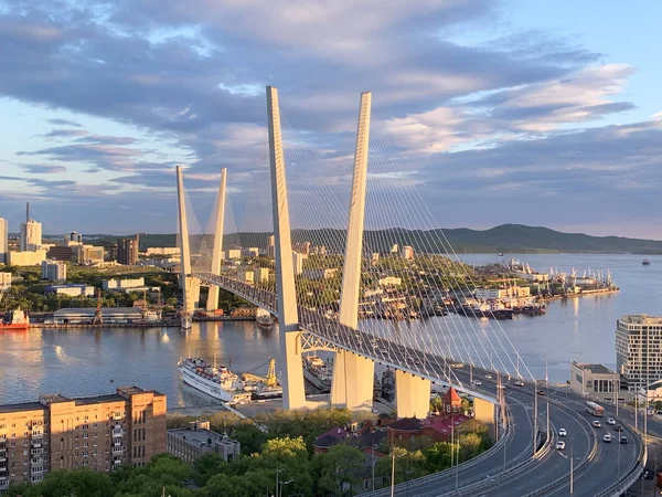 Rusya, Vladivostok. Batan güneşte altın köprü