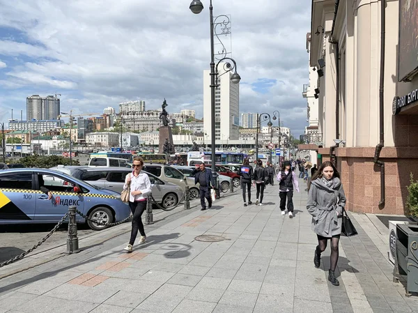 Vladivostok Rusland Mei 2019 Mensen Lopen Langs Straat Svetlanskaya Vladivostok — Stockfoto