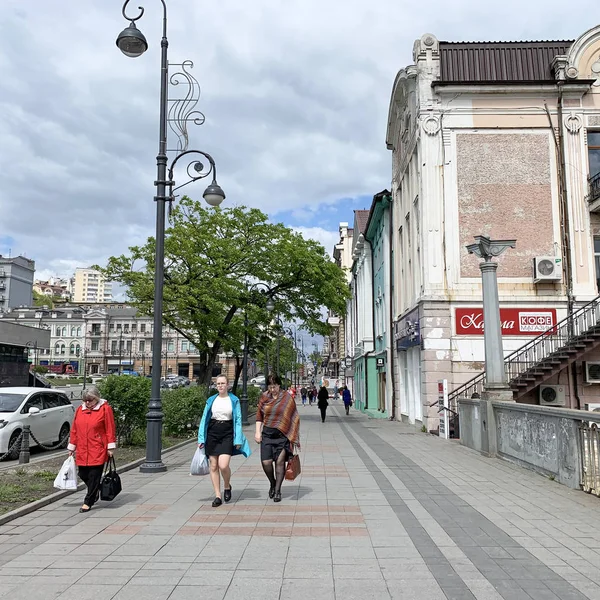 Владивосток Росія Травня 2019 Жінки Мішками Йдуть Вулиці Светланская Похмурий — стокове фото