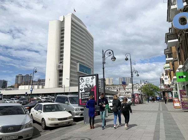Владивосток Россия Мая 2019 Люди Идут Улице Светланской Владивостоке Пасмурную — стоковое фото