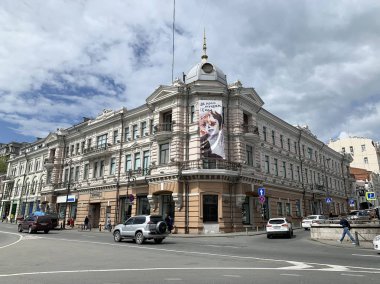 Vladivostok, Rusya, 22 Mayıs 2019. 1884 yılında V. K. Arsenyev'in adını taşıyan Primorsky state United Museum yakınlarında yürüyen insanlar açıldı. Vladivostok