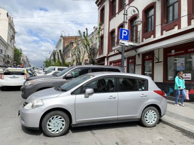 Vladivostok, Rusya, 22 Mayıs 2019.Şehrin tarihi merkezinde Svetlanskaya caddesinde park yeri olmaması Vladivostok
