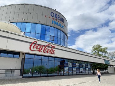 Vladivostok, Rusya, 22 Mayıs 2019. Genç kız bulutlu havalarda sinemaya 