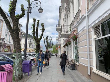 Vladivostok, Rusya, 22 Mayıs 2019. Bulutlu bahar gününde Svetlanskaya caddesinde yürüyen insanlar