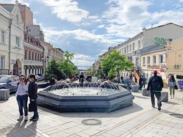 Vladivostok Rússia Maio 2019 Pessoas Andando Perto Uma Das Fontes — Fotografia de Stock