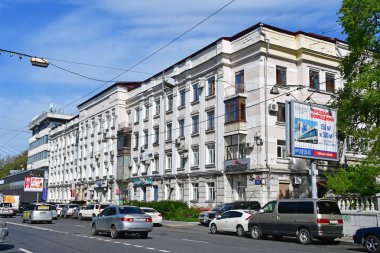 Vladivostok, Rusya, 21 Mayıs 2019. Arabalar Vladivostok ev 85 yakın Svetlanskaya sokakta