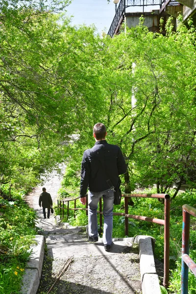 Władywostok Rosja Maj 2019 Mężczyzna Chodzenie Schodach Górnej Stacji Kolejki — Zdjęcie stockowe