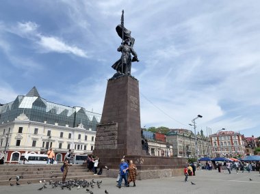 Vladivostok, Rusya, 25 Mayıs 2019. Vladivostok Merkez meydanında Insanlar ve güvercinler - mayıs ayında Sovyetlerin gücü için kare Fighters