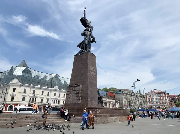 Wladiwostok Russland Mai 2019 Menschen Und Tauben Auf Dem Zentralen — Stockfoto