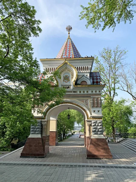 俄罗斯 尼古拉耶夫斯卡娅拱门在符拉迪沃斯托克春天 — 图库照片