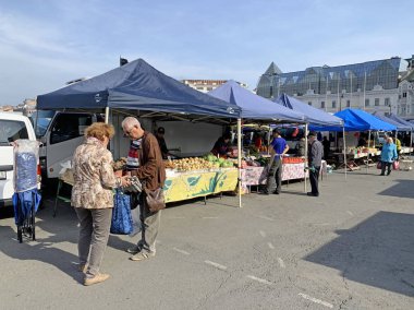 Vladivostok, Rusya, 25 Mayıs 2019. Yaşlı insanlar Vladivostok Merkez meydanında gıda fuarında - baharda Sovyetlerin gücü için Fighters meydanında