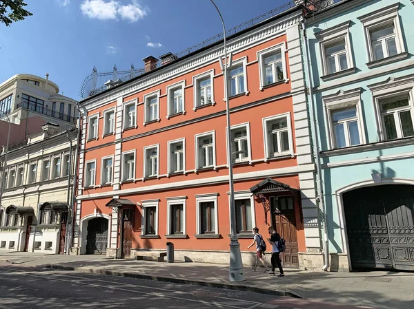 Moskva Rusko Červen 2019 Lidé Chodící Petrovském Bulváru Blízko Komplexu — Stock fotografie