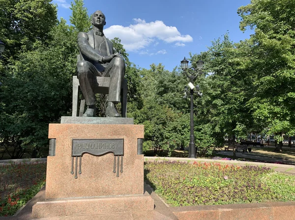 モスクワ ロシア 2019 モスクワ 夏のストラストノイ大通りで作曲家セルゲイ ラフマニノフの記念碑 — ストック写真