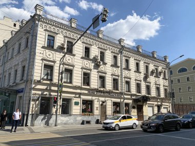 Moskova, Rusya, Haziran. 20, 2019. Moskova, Sretensky Bulvarı, 2 bina1 / Bolshaya Lubyanka, 30. Konut apartmanı (1778; 1872; 1893-1894, mimar L. A. Khersonsky; 1990-yıl)