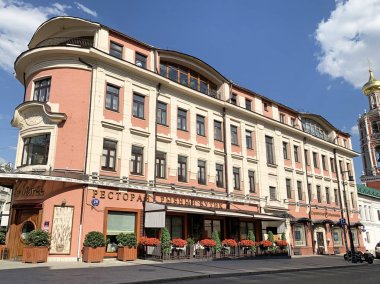 Moskova, Rusya, Haziran. 20, 2019. Restoran La Maree. Eskiden Vysoko-Petrovsky manastırının apartmanı; 1901, mimar I. I. Boni. Moskova, Petrovka, 28 bina 1, Petrovsky Bulvarı, 2