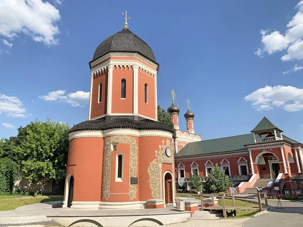 モスクワのヴィソコ ペトロフスキーの男性修道院 夏にはモスクワのメトロポリタン大聖堂 そしてすべてのロシアの聖ペテロ大聖堂 ロシア — ストック写真