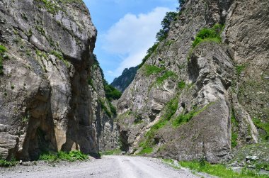 Yaz aylarında Karmadon (Geldeston) geçit yol. Kuzey Osetya Cumhuriyeti - Alania. Rusya