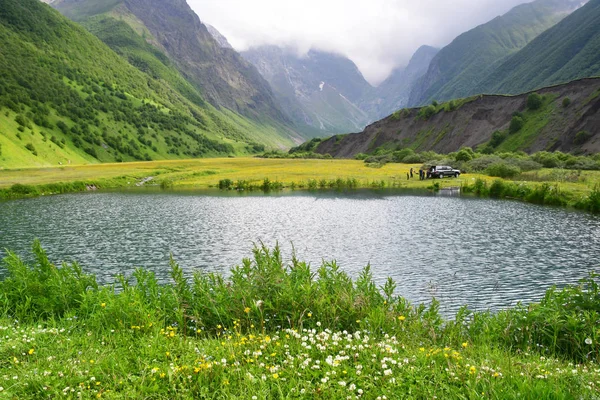 Nort Osetie Rusko Červen 2019 Lidé Odpočívejte Břehu Midagrabinského Jezera — Stock fotografie