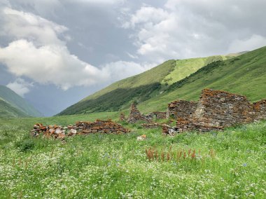 Rusya, Kuzey Osetya. Zrug Geçidi'ndeki terk edilmiş Osetya köylerinin kalıntıları