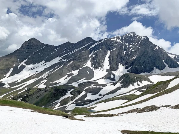 Rusya Kuzey Osetya Zrug Geçidini Oluşturan Dağların Tepesi — Stok fotoğraf