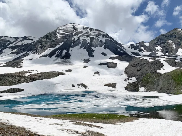 ロシア 北オセチア曇りの7月の日に山湖ゼドイースト ズルグ ズルグスコエ ズルグスコエ — ストック写真