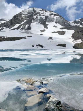 Rusya, Kuzey Osetya. Dağ gölü Dzedo Doğu (Zrug, Zrugskoye, Zrugskoe) bulutlu Temmuz günü