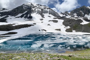 Rusya, Kuzey Osetya. Dağ gölü Dzedo Doğu (Zrug, Zrugskoye, Zrugskoe) bulutlu Temmuz günü