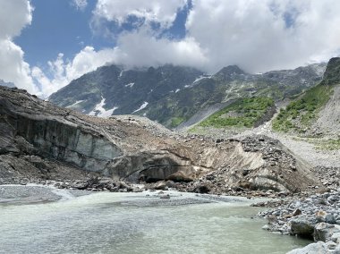 Rusya, Kuzey Osetya - Alania. Yaz aylarında Tsey buzul bulutlu bir gün