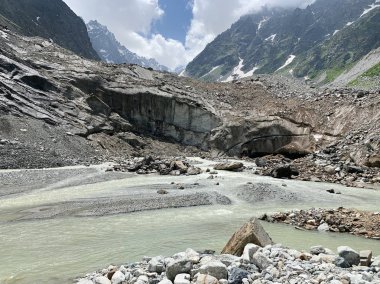 Rusya, Kuzey Osetya - Alania. Yaz aylarında Tsey buzul bulutlu bir gün