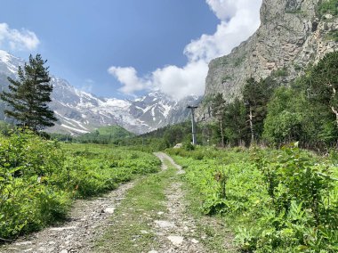 Rusya, Kuzey Osetya. Tsey geçit, yaz aylarında buzul 