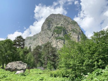 Kafkas dağ manzarası. Tsey geçidi. Yazın Monk Dağı'nın manzarası. Kuzey Osetya Cumhuriyeti - Alanya
