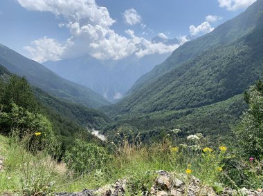 Rusya, Kuzey Osetya. Yaz bulutlu günde Tsey geçit