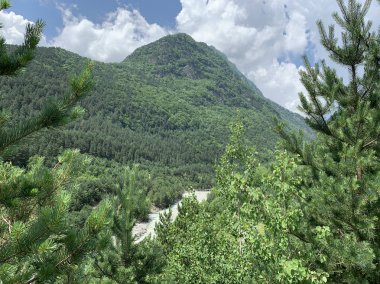 Rusya, Kuzey Osetya. Yaz bulutlu günde Tsey geçit