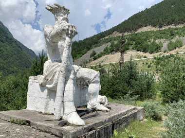 Tsey, Rusya, Kuzey Osetya, Haziran, 26, 2019. Kuzey Osetya. Yaz aylarında Tsey geçitAphsati vahşi hayvanların koruyucu Aziz için anıt