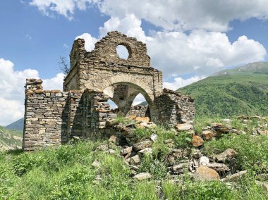 Yaz aylarında Mamison geçitli antik Lisri köyünde Varsayım eski kilisenin kalıntıları. Rusya, Kuzey Osetya - Alania