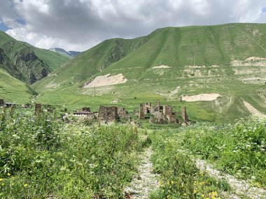 Yaz aylarında Mamison geçitli antik lisri dağ köyü. Rusya, Kuzey Osetya - Alania